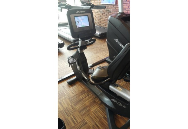 Велоергометър с облегалка и LCD дисплей Life Fitness Lifecycle 95R Discover SI на марката Life Fitness от вносител на полупрофесионални и професионални фитнес уреди и аксесоари PulseGymShop.bg