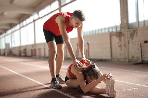 Двуфазов стречинг - разтягане на мускулите и ставите преди тренировка за избягване на травми.