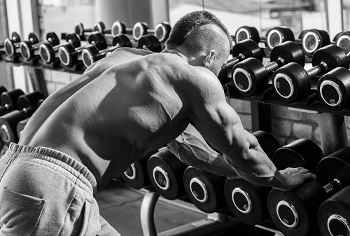 Как да уголемите широките мускули на гърба за симетрично тяло?