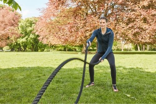 Кросфит упражнение с две спортни въжета за трениране мускулите на цялото тяло.