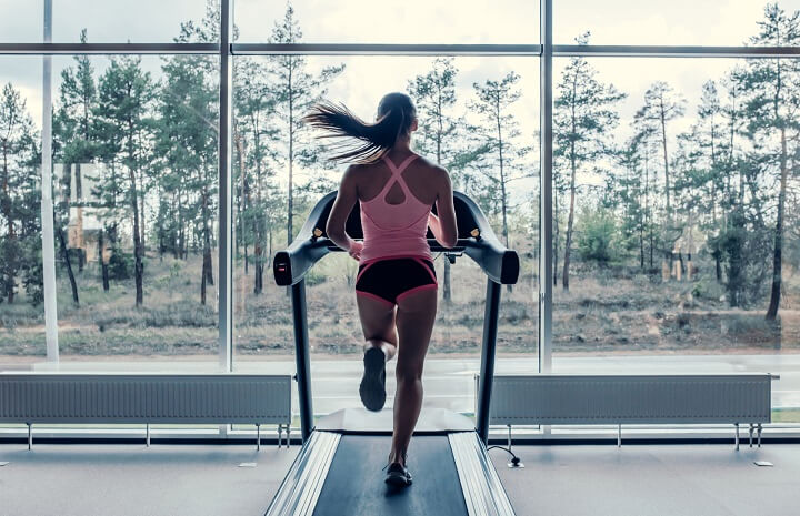 Бягащата пътека помага за отслабване, за тонизиране на мускулите, за стягане на тялото.