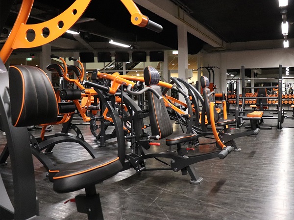 Тренировките във фитнес залата помагат за отслабване, за изграждане на мускули, за укрепване на здравето и за стягане и оформяне на тялото.