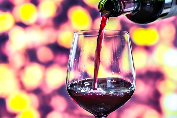 червеното вино помага за увеличаване на способностите за изгаряне на мазнините в тялото по няколко начина