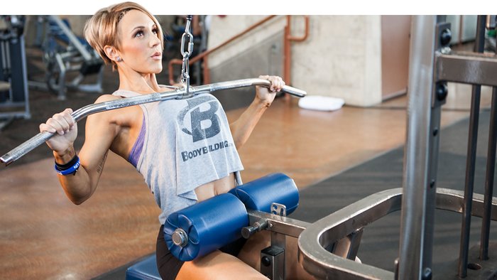 Тренировките на пулдаун машина могат да помогнат на жените да подчертаят горната част на гърба.
